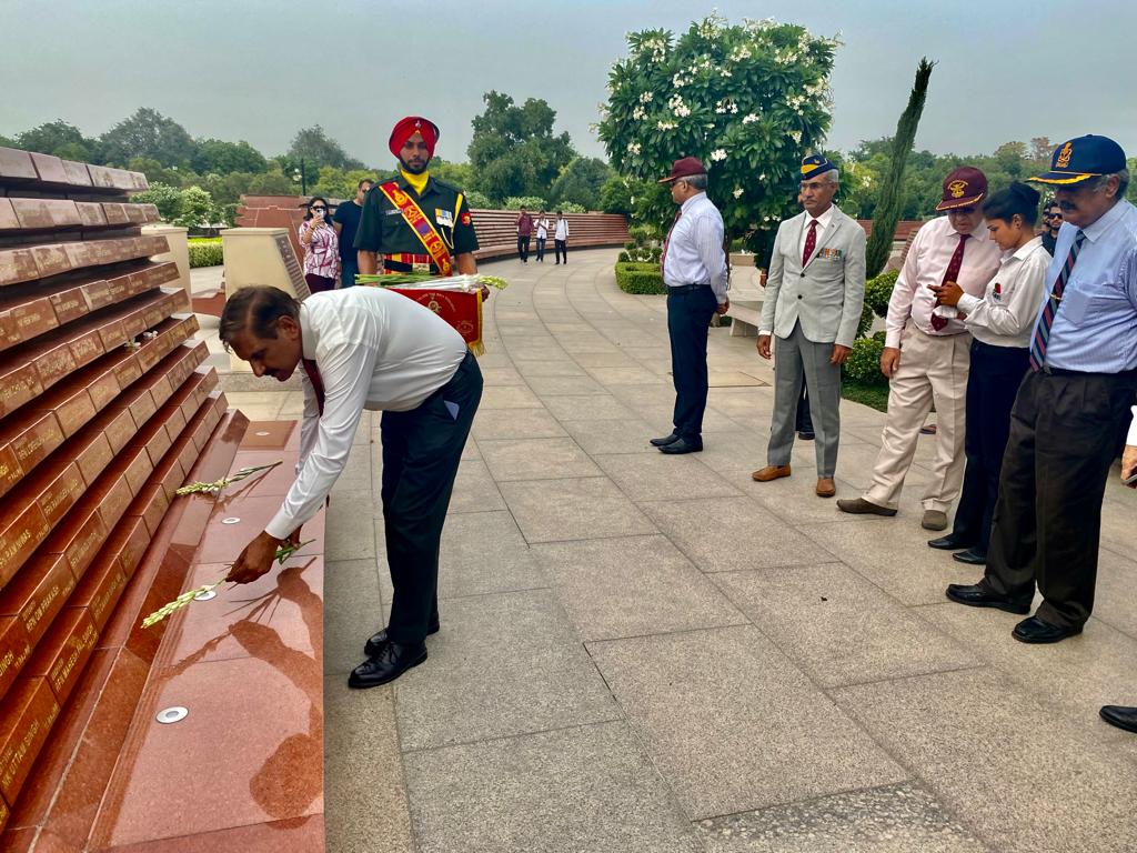 salute2soldier's tweet photo. The soldierly spirit &amp; #regimentation is always alive in a #soldier even after hanging his spurs. Recollecting camaraderie and fond memories of hard &amp; good times together, #Veterans of 54 NDA, 64 Reg &amp; 47 Tech Course paid homage to #fallen brothers-in-arms at #NationalWarMemorial https://t.co/dZor3W5cuz