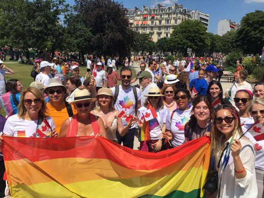 🌈En direct de la #MarchedesFiertés à Paris, nous rejoignons plusieurs de nos homologues des #AmbassadesPourLEgalite pour défendre ensemble, dans la joie et la bonne humeur, les droits des personnes #2ELGBTQI+ partout dans le monde. #CanadaPourLaFierte #Loveislove 🌈