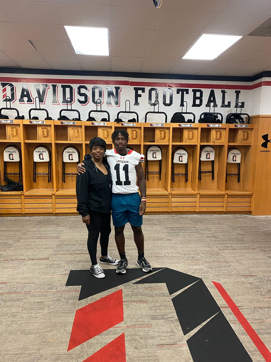 Ahmad_jenkins6's tweet photo. Had an Amazing time yesterday at Davidson, It was great to finally meet and work with the coaches @_CoachMunch @Scott_AbellFB @coachwatts24 https://t.co/30F87uE5DJ
