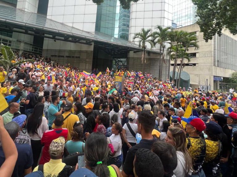 Llegando @hcapriles a la inscripción! ##LaVenezuelaDelEncuentro #PaLantePorVenezuela