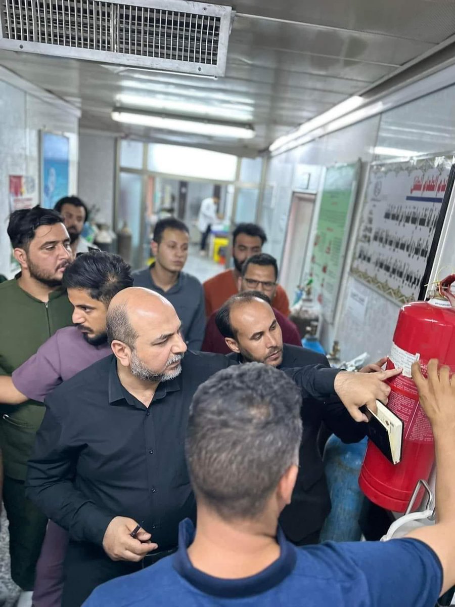 من المفارقات ان ترى هذا الكائن يتفقد مطافي الحريق في احد دوائر الدولة. هو ذاته الذي احرق الناصرية بالإطارات..
( بهواي ماتمشي وياي. نحرج تواير علجسر) !!😁