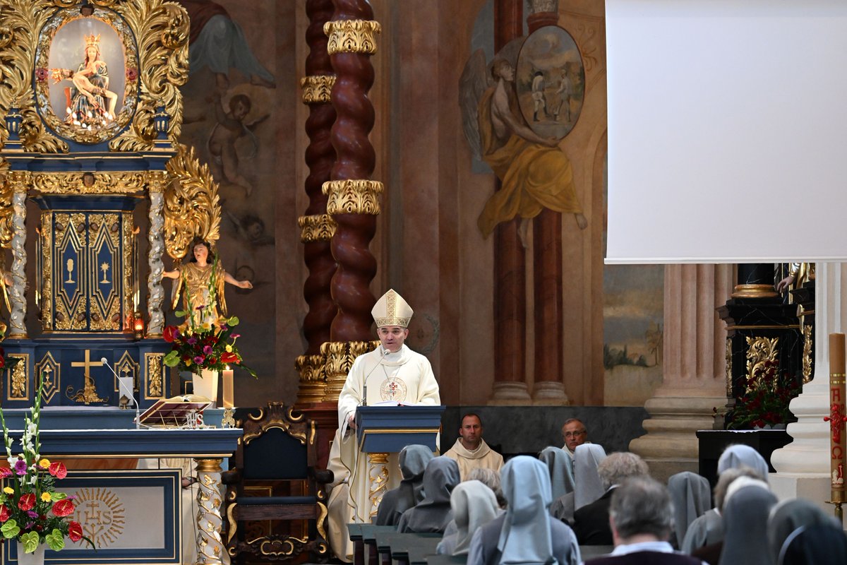DiecezjaKoszKol's tweet photo. Bp Zbigniew Zieliński do osób konsekrowanych podczas ich pielgrzymki do Skrzatusza: - Dążenie do doskonałości oznacza także podnoszenie swoich kompetencji. https://t.co/kUz9MxI8tK