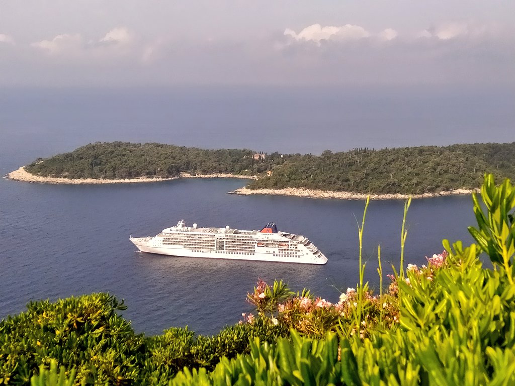 Dear Twitter,
This is the Dubrovnik panoramic view from  Orsula Park, from this morning's sightseeing. 😍📸😎🌊🛳️❤️
#Dubrovnik #panoramicview #Lokrum
#cruiseship #beautiful #Adriaticsea
#love #summer #pic