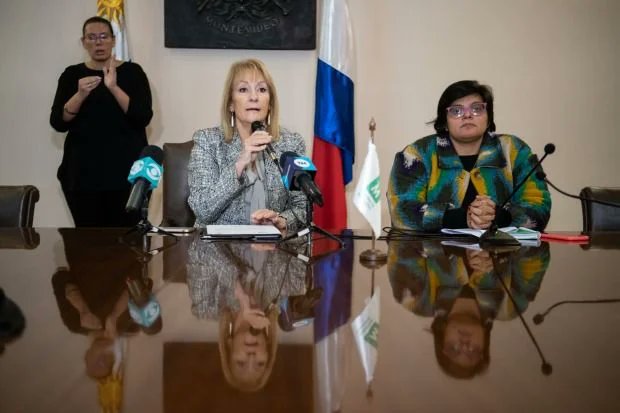 La Señora que está sentada tranquilamente al lado de Cosse en la Conferencia de Prensa es Virginia Cardozo, actual Directora de la División Salud de la Intendencia de Montevideo.

Tampoco había leído el Informe completo ?