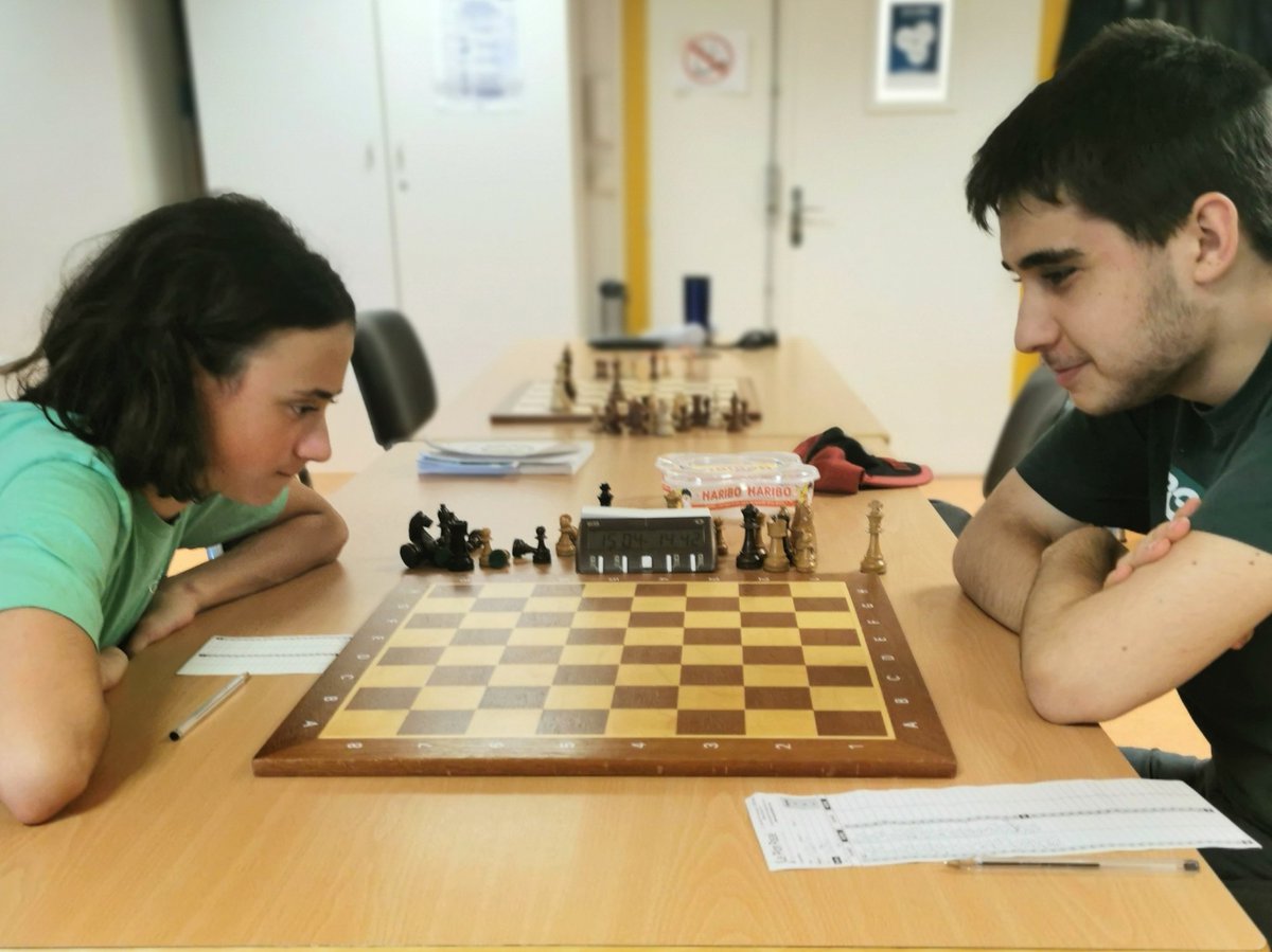 While some are competing in the International Blitz played in Asnières (France) with almost 600 players, the training of the others continue in the club. Studies, endings and some blindfold classical games.
#chess