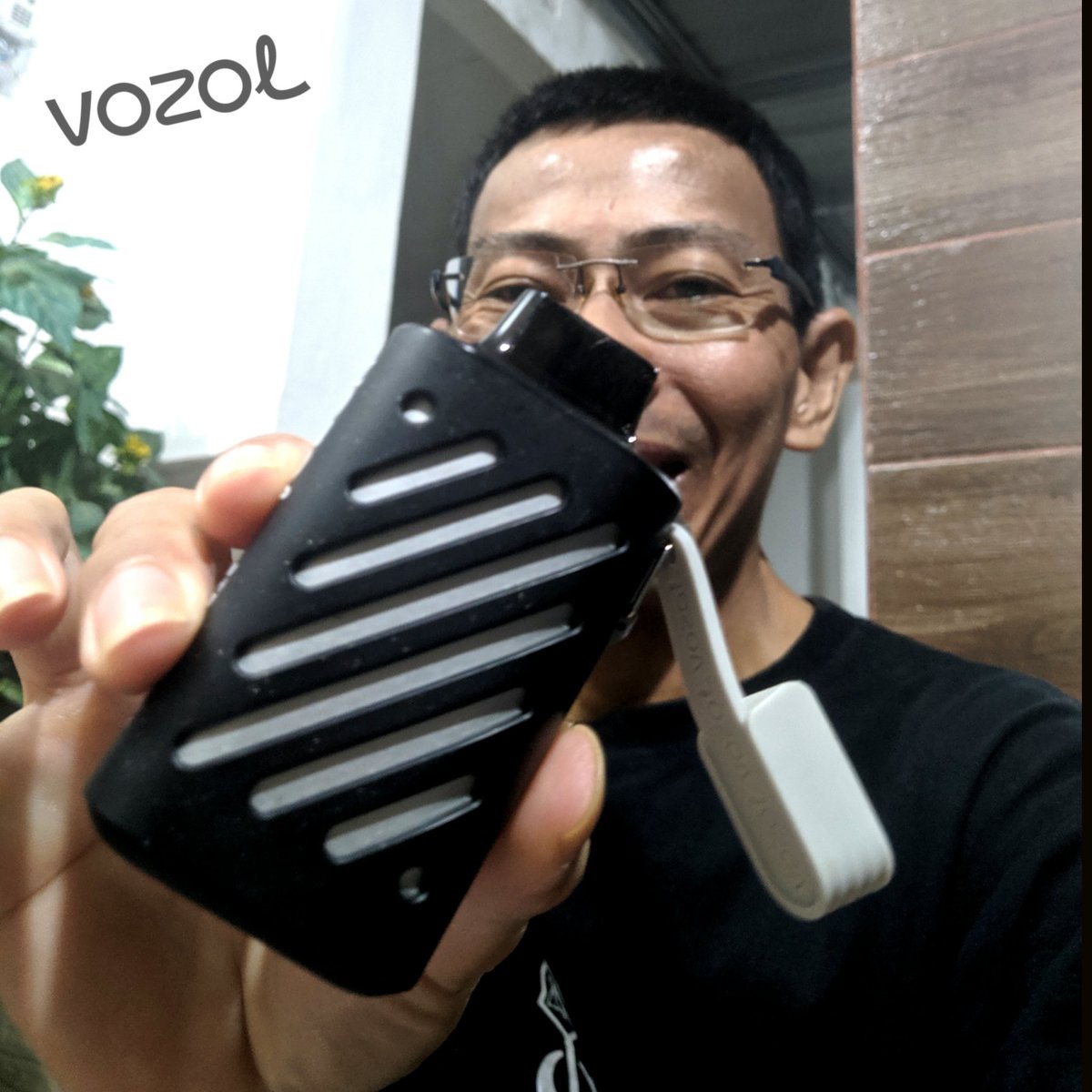 Vozol Gear10K Strawberry Smoothies still up & running. Taking it wherever I go. 

Thanks to @vozolofficial
@Suki_vozol

#vozol #Gear10000 #Gearseries #gear10k #disposablepod #disposablevape