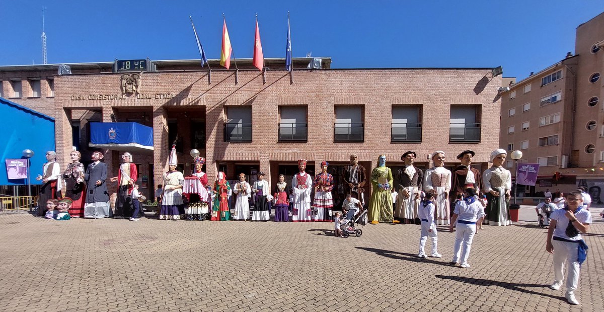 comparsabaranai's tweet photo. Hoy hemos celebrado la habitual concentración de Gigantes con la presencia de @ComparsaEzpelur, la Comparsa de @AytoLogrono y la Comparsa de Bera.

Junto a ellos nos han acompañado @Ezpelur y Gaiteros de Barañain dando el toque musical. 

Agradecer la participación a todos ellos! https://t.co/74trPeZTI2