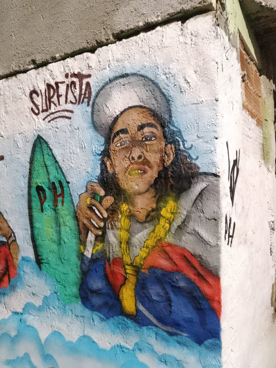 🚨VEJA: Criminoso “Surfista” ganhou um grafite em sua homenagem no Complexo da Penha (CV).