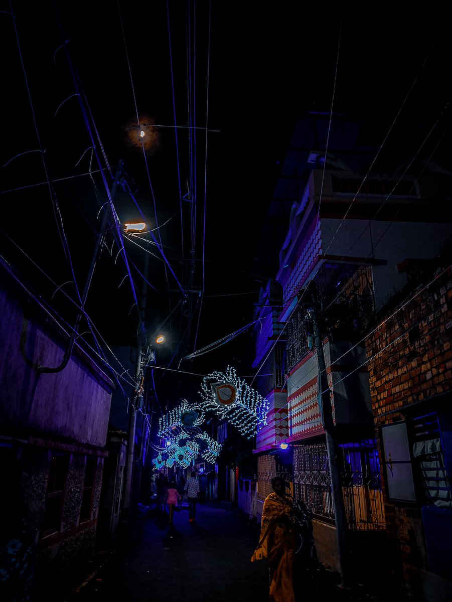 When my city lights up.

📸 SUKANYA DUTTA

DEVICE :- <a href="/realmeIndia/">realme</a> 9
#shotonrealme

<a href="/Pindle_India/">PINDLE INDIA 🇮🇳</a>
pindle.io/web/share?sid=…

#kolkata #durgapuja #lightning