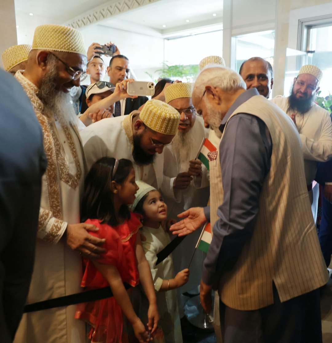 DhakadRatan9's tweet photo. #मिस्र में भारतीय समुदाय के लोगों ने आदरणीय प्रधानमंत्री श्री @narendramodi जी का जोरदार स्वागत किया।
#ModiEgypt #ModiEgyptVisit #ModiInEgypt #ModiInCairo #ModiEgyptStateVisit
#MyPMMyPride #PMModi #NarendraModi ji #PicOfTheDay #BJP #India
 #BJP4Rajasthan  #ModiHaiTohMumkinHai https://t.co/chHjXFm1ha