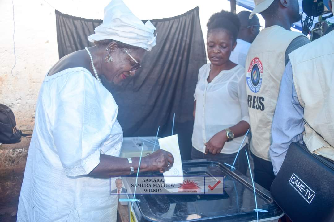 Mrs Elizabeth Kamara, our soon to be First Lady casted her votes too.