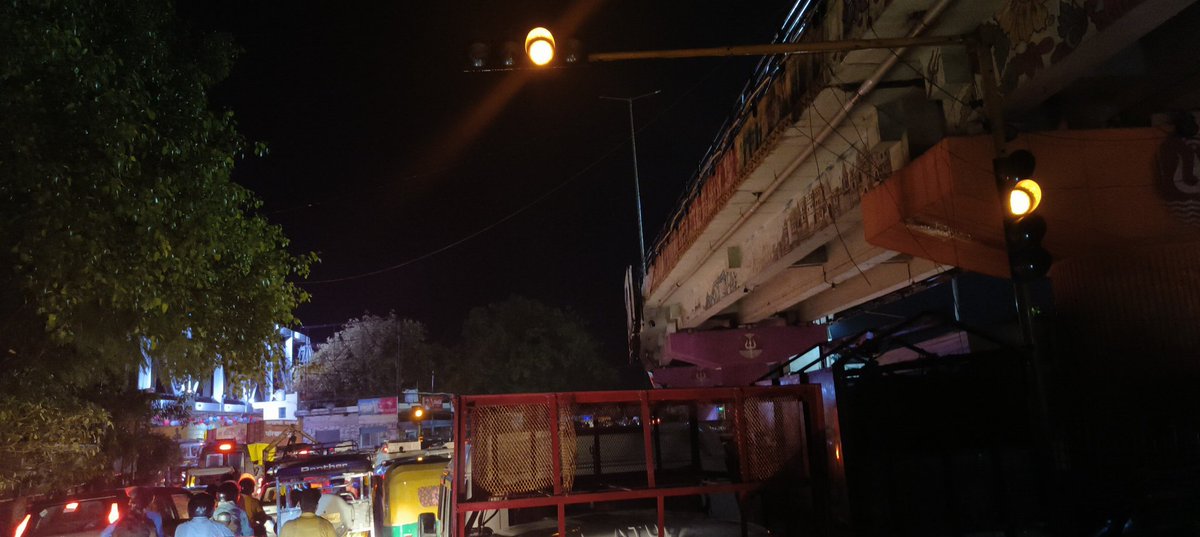 singhsandeep23's tweet photo. @Addldcp_traffic @varanasitraffic 
@TiVaransi @uptrafficpolice 
@myogiadityanath 
Stuck up since last 2 hrs at chuka ghat 
No Police,  full chaos ..Varanasi Smart City @Varanasi_DM https://t.co/1oinMqoK6o