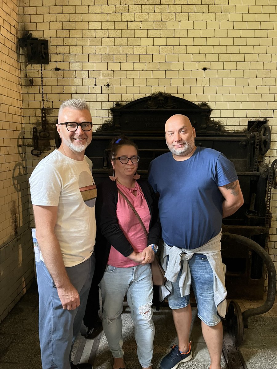 MakowskiJaro's tweet photo. Spacer historyczny z mieszkańcami po katowickiej dzielnicy #Murcki. I zwiedzanie piekarni. Dziękuje za intrygujący poranek. https://t.co/ioG9DiF6ss