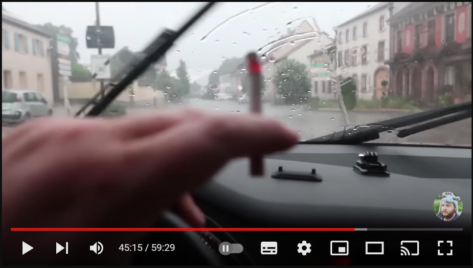 en train de conduire, sous une pluie forte, éclairs,  visibilité limitée selon lui même, téléphone/caméra dans une main, pendant plus de 3 minutes de vidéo, ( et en dernier cigarette dans l'autre main).  Irresponsable #adrienytb