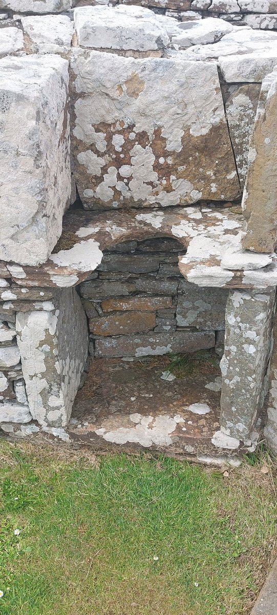 More joys of #Orkney:
Iron Age broch and broch village at Gurness, with Eynhallow in the background.
The is-it-or-isn't-it an Iron Age toilet
#IronAge
#VisitOrkney