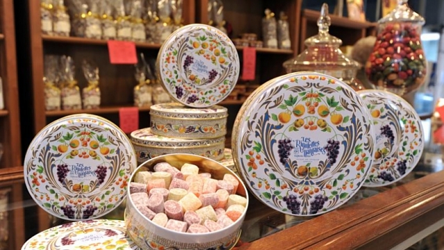 FrPittoresque's tweet photo. 🔵 𝗚𝗔𝗦𝗧𝗥𝗢𝗡𝗢𝗠𝗜𝗘 | #Rigolette nantaise : le #bonbon et son #histoire. C’est à #Nantes que la Rigolette, qui tient son nom du chat du confiseur Charles Bohu, fut créée en 1902 ➽ https://t.co/edFhKQ8Xa6 https://t.co/h6jsiDwJL3