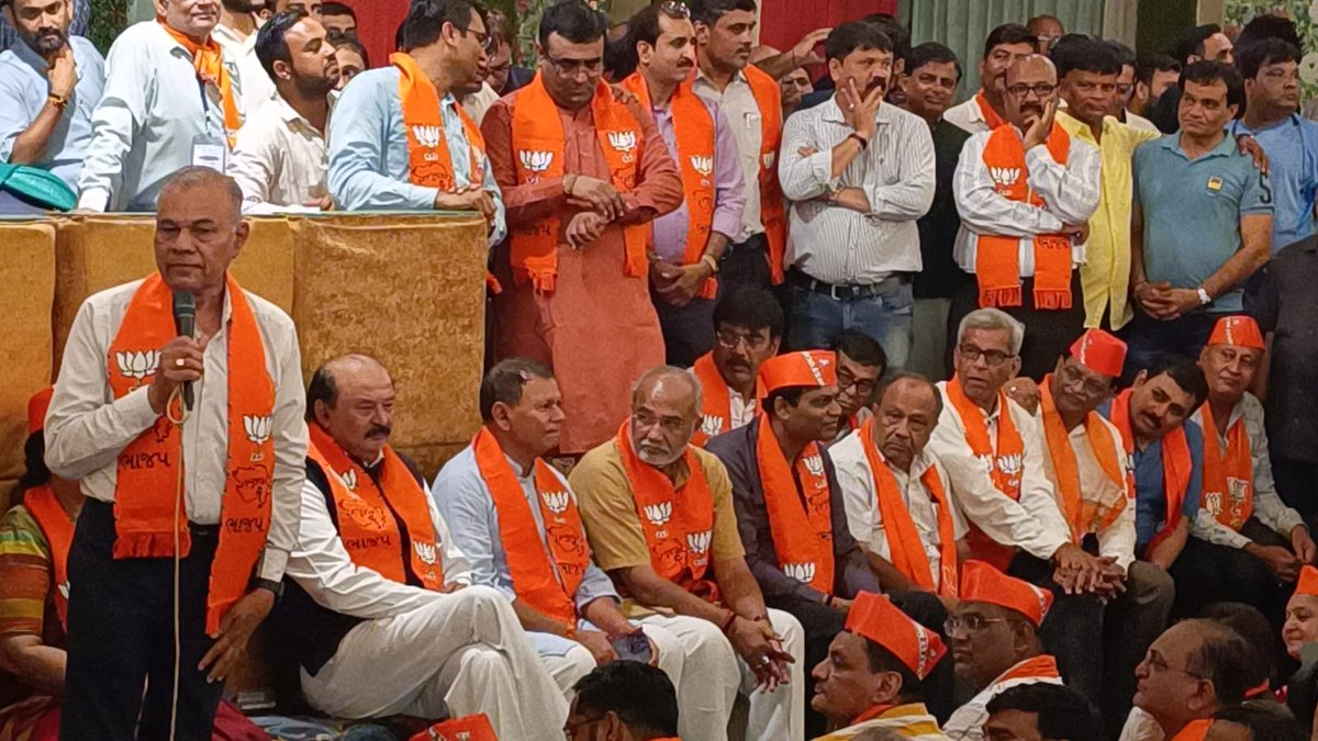 purneshmodi's tweet photo. 24 સુરત લોકસભામાં જન સમર્થન અભિયાન હેઠળ વિશ્વનેતા અને દેશના સર્વાધિક લોકપ્રિય વડાપ્રધાન આદરણીય શ્રી @narendramodi સાહેબના નેતૃત્વમાં સુશાસનના 9 વર્ષ પૂર્ણ થવા નિમિત્તે 24 સુરત લોકસભા ની જાહેર સભામાંં ભાજપ ગુજરાત પ્રદેશના ઉપાધ્યક્ષ શ્રી @gpzadafia સહિતના અગ્રણીઓએ માર્ગદર્શન આપ્યું.કેન્દ્ર સરકારના રાજ્ય કક્ષાના રેલ્વે અને ટેક્સટાઇલ મંત્રી શ્રીમતી @DarshanaJardosh  એ સરકારની વિવિધ કામગીરીથી લોકોને વાકેફ કર્યા.વિશાળ જન સભામાં ઉપસ્થિત રહેલ તમામ કાર્યકર્તાઓ મિત્રોને ખૂબ  ખૂબ આભાર....

#purneshmodi24x7 #9YearsOfSeva
@PMOIndia @BJP4Gujarat @CMOGuj