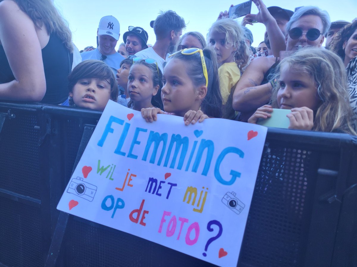 Een show van Flemming betekent automatisch heel veel jeugd voor het podium. Benieuwd of de wens van dit meisje uit gaat komen