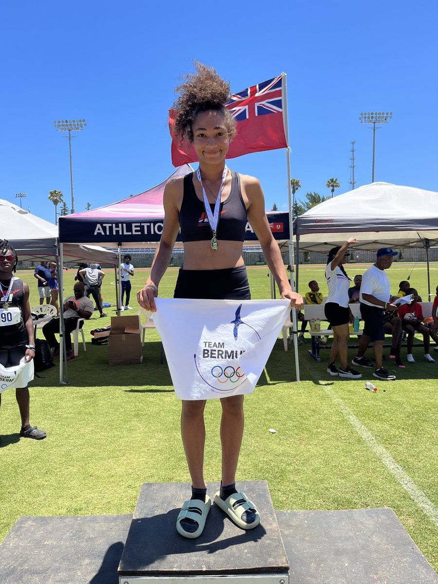 4 of the 5 JET athletes competing today won Gold in their events! @nninaddominique and @BrandonMcClary1 win the 200, @Dreiivaz and Delaney Jones win the long jump! @milesplit @MilesplitBer @XCTFBermuda