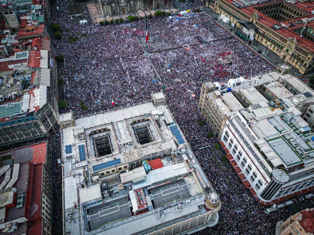 martibatres's tweet photo. Más de 250 mil personas se dieron cita para acompañar al Presidente @lopezobrador_ esta tarde. Una gran fiesta se vivió en el Zócalo a 5 años del #TriunfoDelPueblo. En la Ciudad de México estamos orgullosos de formar parte de la transformación profunda que protagoniza la Nación. https://t.co/5frx3Hu809