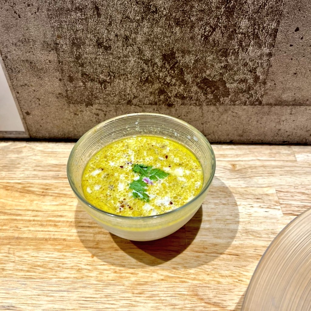 menyasisimaru's tweet photo. 【7月の限定麺】
冷しグリーンカレーつけ麺
〜ソフトシェルクラブ添え〜

爽やかな辛味のグリーンカレースープは夏の暑さにピッタリ🌿
中央にはソフトシェルクラブを丸々1匹トッピングしボリュームも満点🦀
トマトのエスプーマを絡めて味の変化もお楽しみください🍅 https://t.co/7GUpbTL3O4