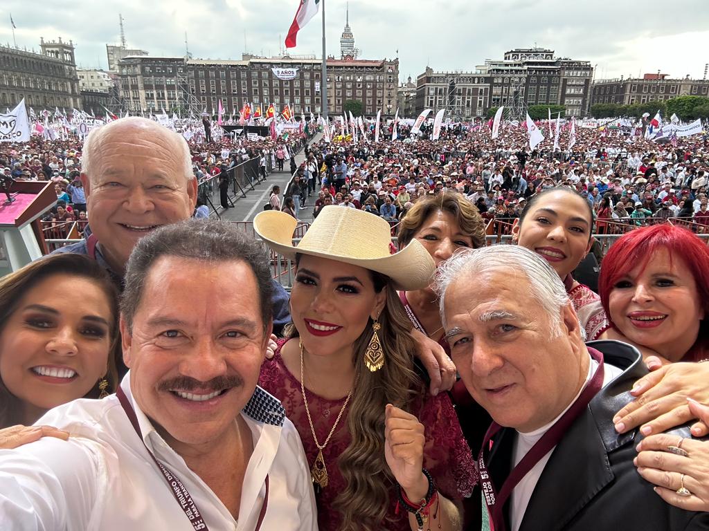 Hoy conmemoramos cinco años de la llegada de la 4T a México, pero también 30 años de lucha pacífica que encabezó <a href="/lopezobrador_/">Andrés Manuel</a> en defensa de la democracia y de nuestro patrimonio. 

Cuando perdíamos la esperanza, surgió un hombre congruente, cercano al pueblo, sensible, honesto