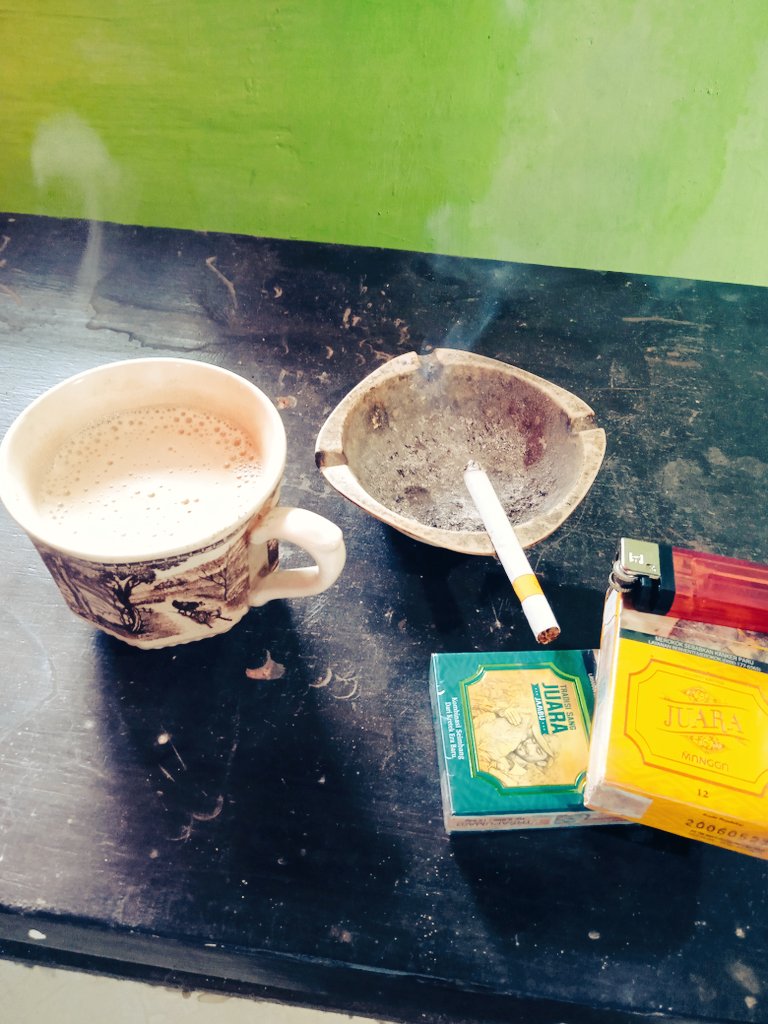 fsakhagani's tweet photo. @rokok_indonesia Selamat pagi juga RoKimin.. Hari minggu libur juga Djarum Coklat extranya, nyoba yg "sepet-sepet" Sambil ngopi.. https://t.co/md8yM8FLwZ