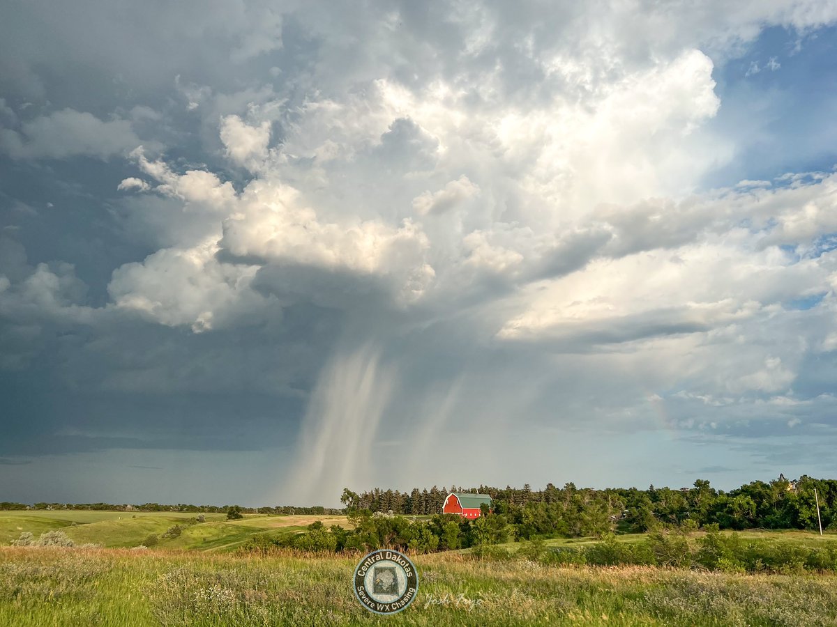CentralDakSWXC's tweet photo. High based thundershower earlier this evening southwest of Minot. #ndwx #capturend #nd #foryou https://t.co/sYJkRsnoEg