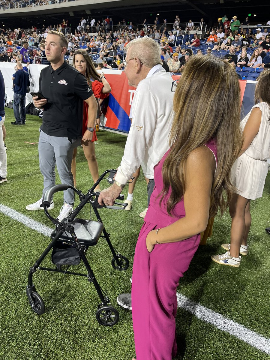 RT @LukeMillerPFN: Lou Holtz is on the sideline ready to celebrate with his son. https://t.co/fAFs4okVGT