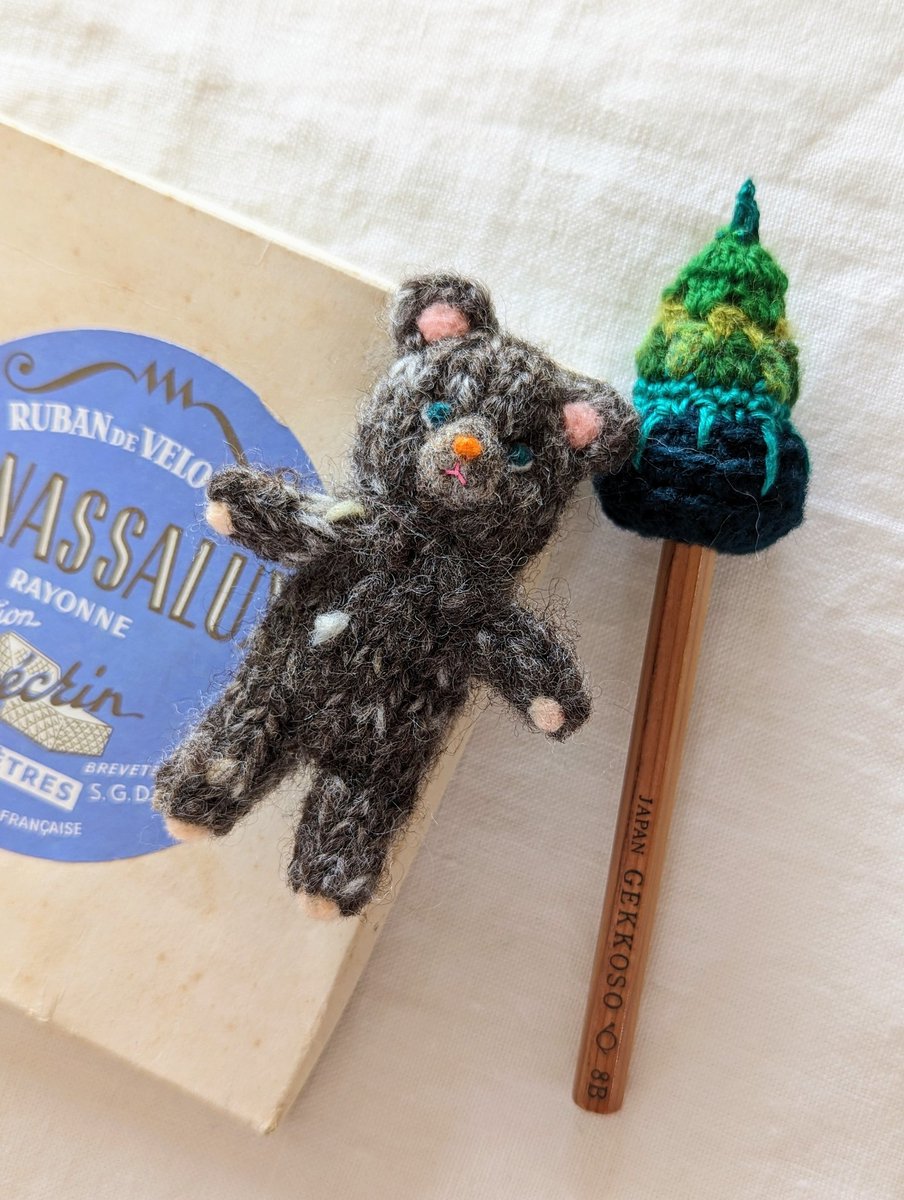 keitoya_pompom's tweet photo. 手紡ぎ毛糸
『きょうもくま』

久しぶりに手紡ぎの糸で編みました。

Happy Knitting！

#あみぐるみ #手紡ぎ #編み物 #amigurumi 
#くまのあみぐるみ #happyknitting #letsknit #ツリーの鉛筆 #gekkoso https://t.co/GOceeKPkeH