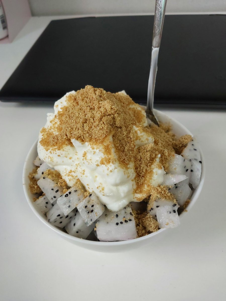 babcals's tweet photo. random craving brunch - dragon fruit, greek yogurt, flaxseed powder ✌️ https://t.co/XeP0HDvt65