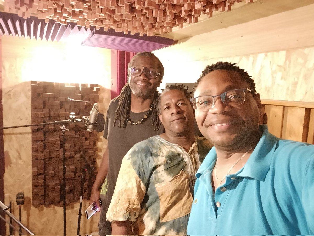 Flexihomestudio's tweet image. Flexi'Studio est ravi de retrouver le studio du groupe culturel Miyo pour des prises de son ka. Merci à Laurent Succab et Camy Bellerose . #audio #homestudiorecording #cubasepro #music #ka #gwoka #athm50x #antelopeaudio #rodent2000  #edgesolo #antelopezengo #recording #laptopmsi