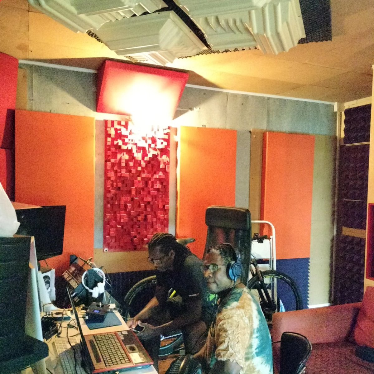 Flexihomestudio's tweet image. Flexi'Studio est ravi de retrouver le studio du groupe culturel Miyo pour des prises de son ka. Merci à Laurent Succab et Camy Bellerose . #audio #homestudiorecording #cubasepro #music #ka #gwoka #athm50x #antelopeaudio #rodent2000  #edgesolo #antelopezengo #recording #laptopmsi