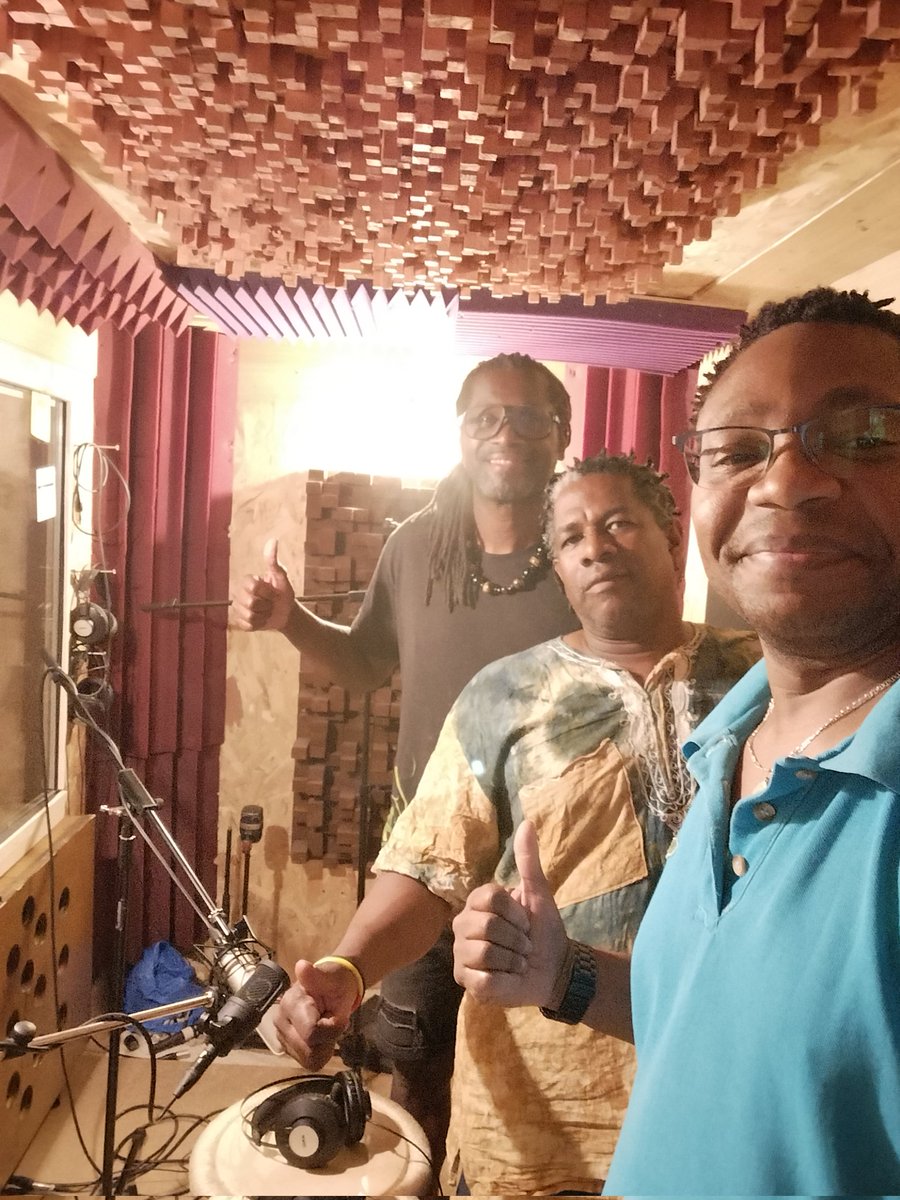 Flexihomestudio's tweet image. Flexi'Studio est ravi de retrouver le studio du groupe culturel Miyo pour des prises de son ka. Merci à Laurent Succab et Camy Bellerose . #audio #homestudiorecording #cubasepro #music #ka #gwoka #athm50x #antelopeaudio #rodent2000  #edgesolo #antelopezengo #recording #laptopmsi