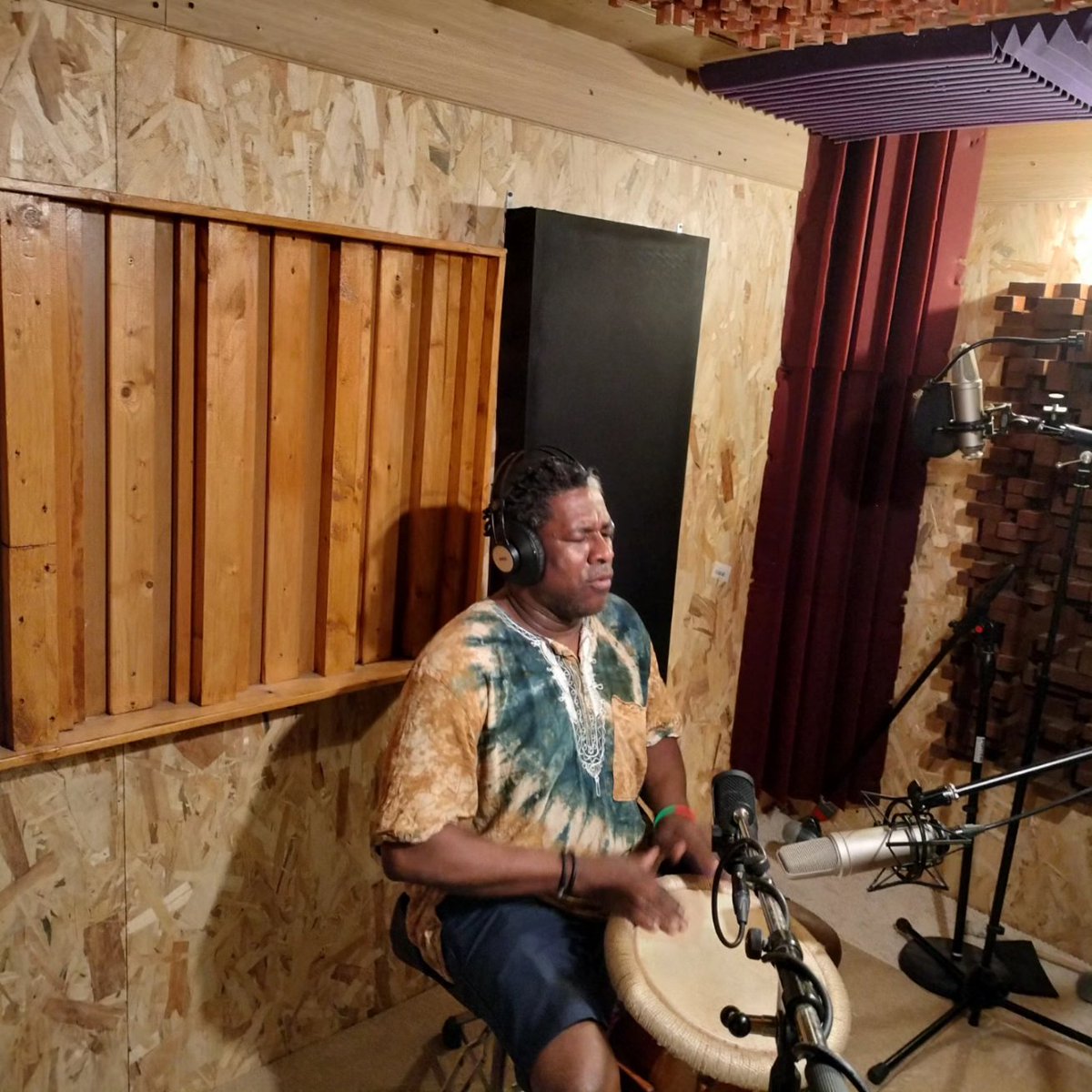 Flexihomestudio's tweet image. Flexi'Studio est ravi de retrouver le studio du groupe culturel Miyo pour des prises de son ka. Merci à Laurent Succab et Camy Bellerose . #audio #homestudiorecording #cubasepro #music #ka #gwoka #athm50x #antelopeaudio #rodent2000  #edgesolo #antelopezengo #recording #laptopmsi