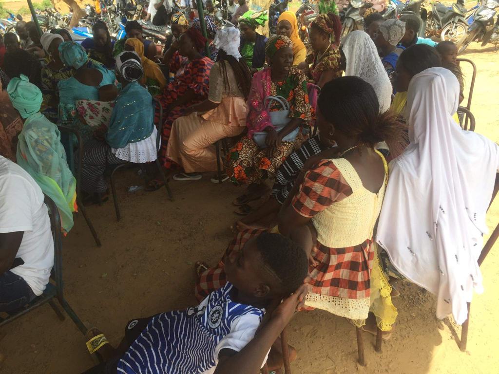 Pour commémorer l’an 03 de son existence, Lissanga Afrika a organisé le mardi 27 Juin dernier, une œuvre caritative au Burkina Faso : un repas communautaire qui a rassemblé une centaine de personnes déplacés par les conflits,  dans la ville de Fada N’gourma.  

1.👇🏾