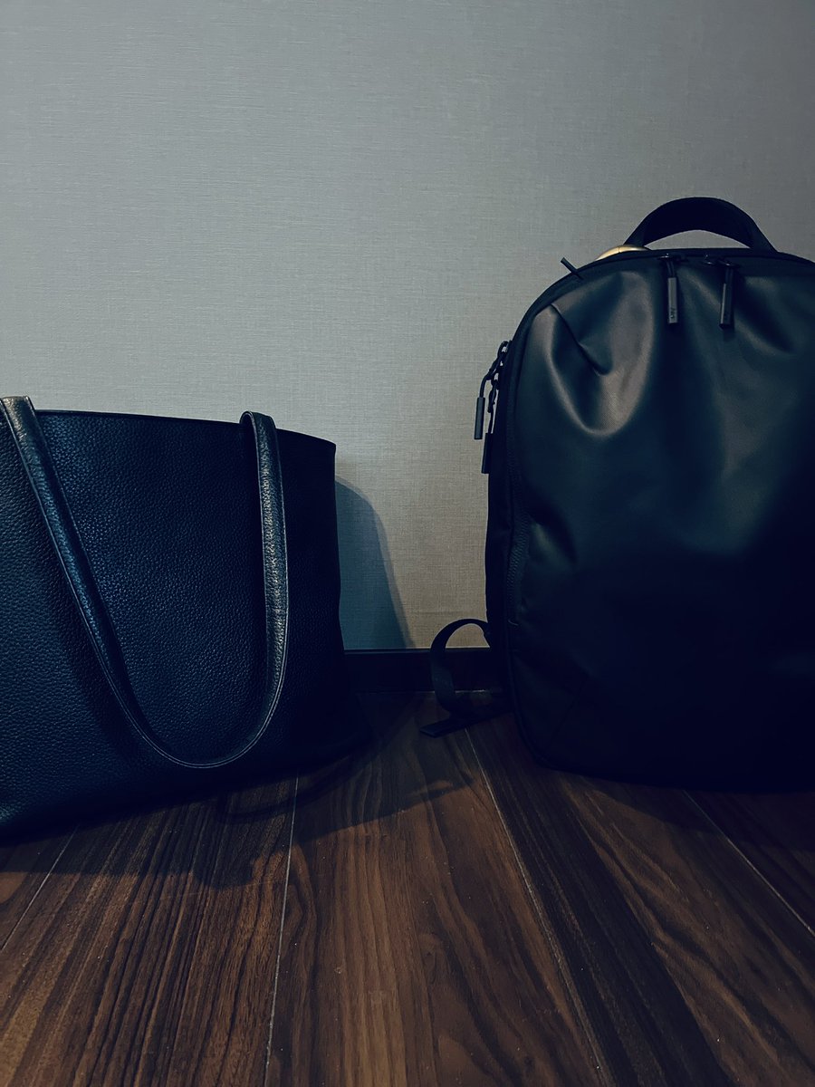 gekikarasyacho's tweet photo. やっぱり雨の日は両手が空くリュック(バックパック)が便利だな。スーツには似合わないけど。

#aer #daypack2 #hushtug #トートバッグ #カバンの中身 #鞄の中身 #かばんの中身 https://t.co/L8oaI08DUd