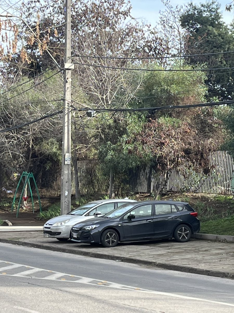 ferranick11's tweet photo. Estimados @aguas_andinas, este tema que les planteé hace un par de años atrás, sigue empeorando. Sus terrenos de Valenzuela Puelma, por donde pasa el canal, se están transformando en una Toma Ilegal. Peleas, garabatos, amenazas son parte del día a día. Por favor tomar medidas. https://t.co/7zwNqRs6sS