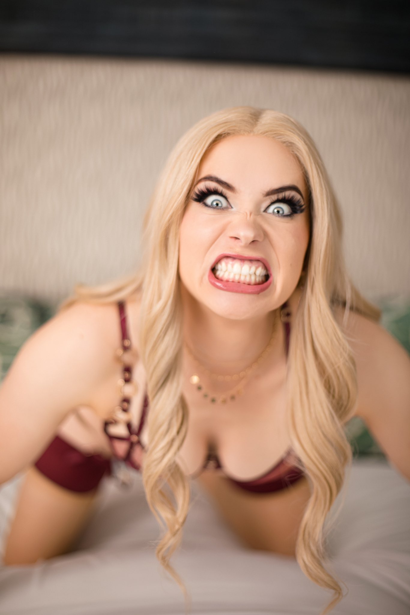 2 pic. We hit 600k on Twitter wooooo!!!! 🎉Here is my booty and face of pure happiness to say thank you 💕🤣 Isn’t my natural smile pretty in pic 2? https://t.co/yt4xRHTzIU