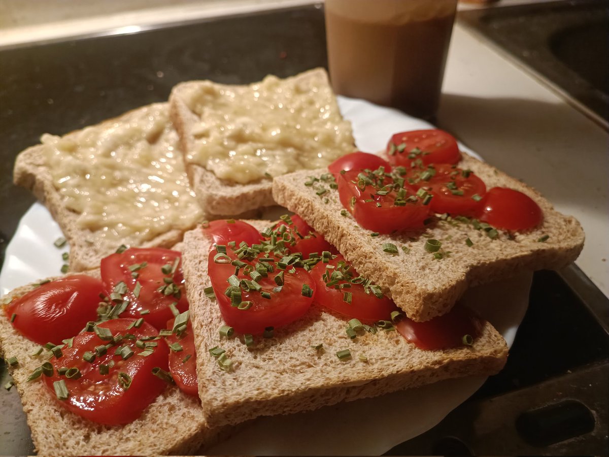 AkikoYuOfficial's tweet photo. Last meal today 🫠

#clean #healthy #contdown #offseason #toast #vollkorn #vegetables #banana #proteinshake #vegan https://t.co/XyslI4XKxj