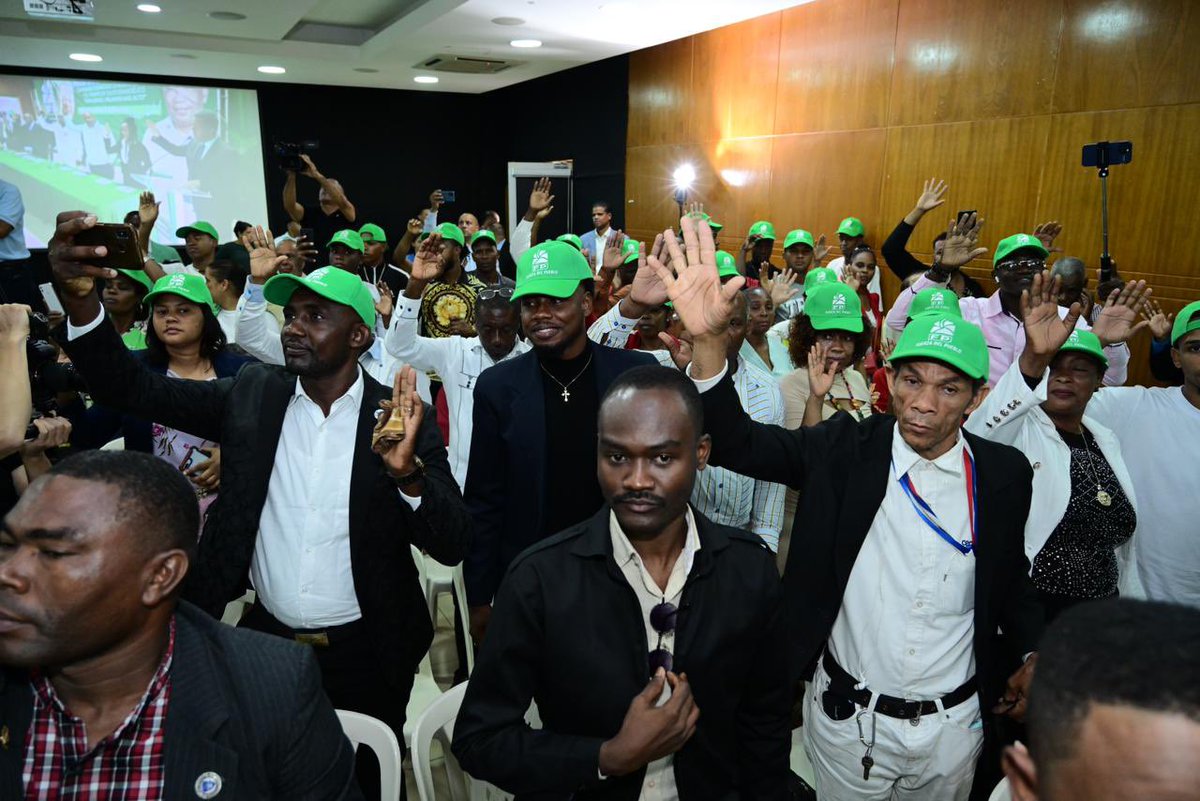 Todos los días recibimos a cientos de ciudadanos que se juramentan con nosotros, para sumarse a nuestra causa de retornar el país a la senda de progreso y bienestar del pueblo dominicano. 

Bienvenidos a la #FuerzaDelPueblo.

#SeguimosCreciendo
#RumboADosMillones