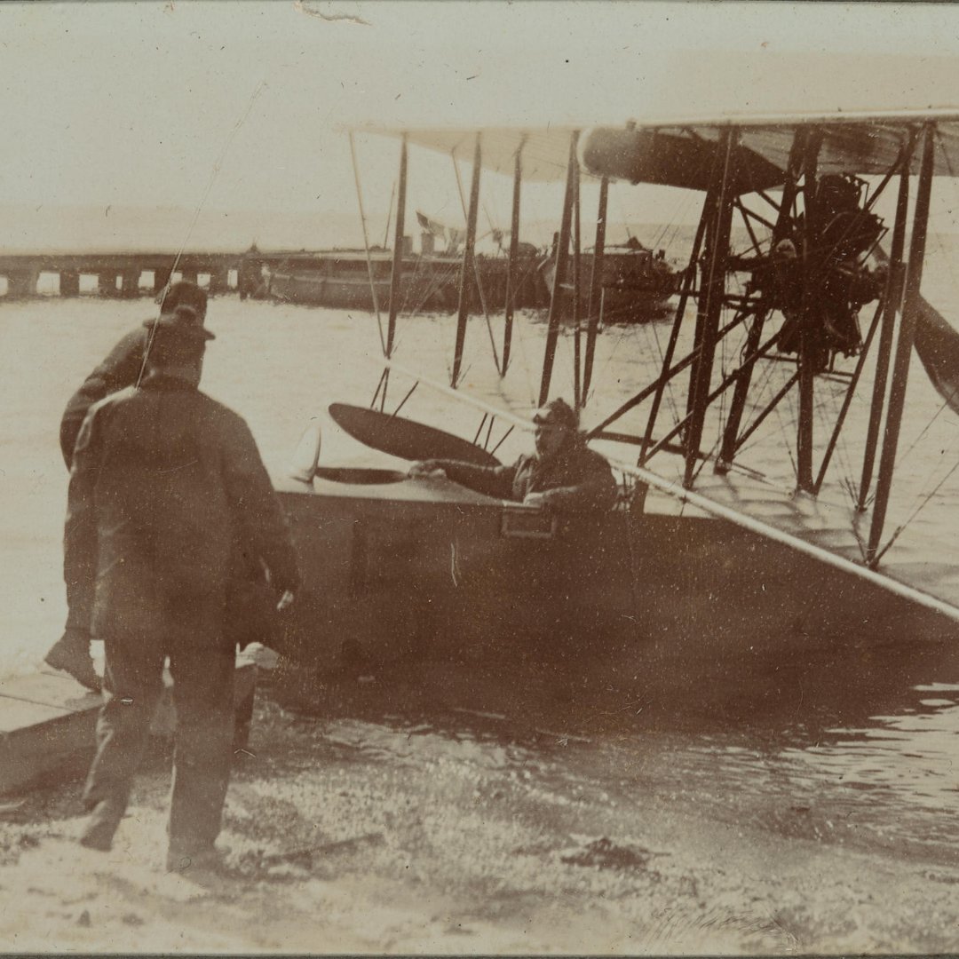 #MaritimeMystery Can you help us identify this seaplane? 🛩️
Captured in the shallows of Salonica, Greece, this image dates back to 1915-1917. It originates from the album of HMNZHS No. 2 (TSS MARAMA), which served as a WWI hospital ship. 

NZMM 2022.3.121