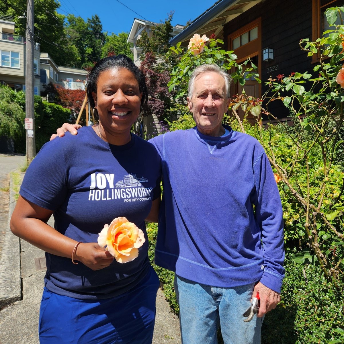 JoyForSeattle's tweet photo. District 3! We are door knocking today meeting neighbors in the beautiful Leschi neighborhood. Mr. Dwight even gave me a rose. Im adore him. Lets keep elevating Seattle β€οΈ
#connectingcommunities
#JoyforSeattle https://t.co/dyArvHgJXZ