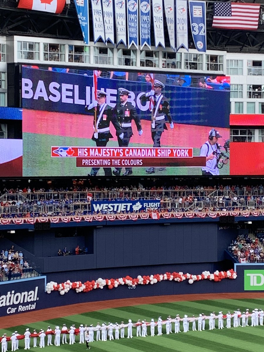 Quoi de mieux qu’une partie de baseball et une poutine le jour de la fête du Canada? Des réservistes de la Marine dévoilent le plus grand drapeau du Canada dans le nid des <a href="/BlueJays/">Toronto Blue Jays</a>! 
⚾🐦🇨🇦⚓