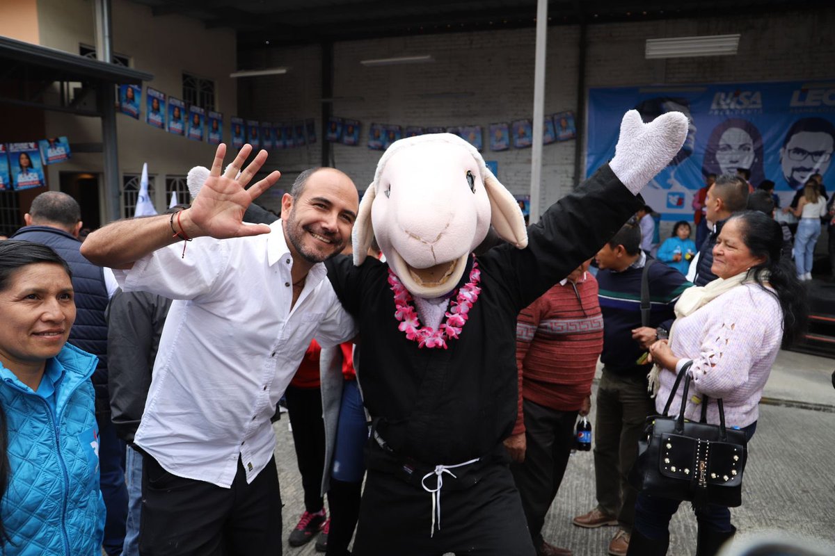 RevolucionAzuay's tweet image. ¡Que Emoción! 👏🏽👏🏽👏🏽
Hoy inauguramos nuestra Central de Campaña de la Revolución Ciudadana en #Cuenca.💪🏽  #ElPoderRegresaAlPueblo 🇪🇨.
#LuisaPresidenta
#MeeeGusta
@jotalloretv @LuisaGonzalezEc @LuisaGonzalezEc
@LeoBerrezueta @MabeMendezR @RoqueOrdone @Sandy_Sebas @CambizacaJuan