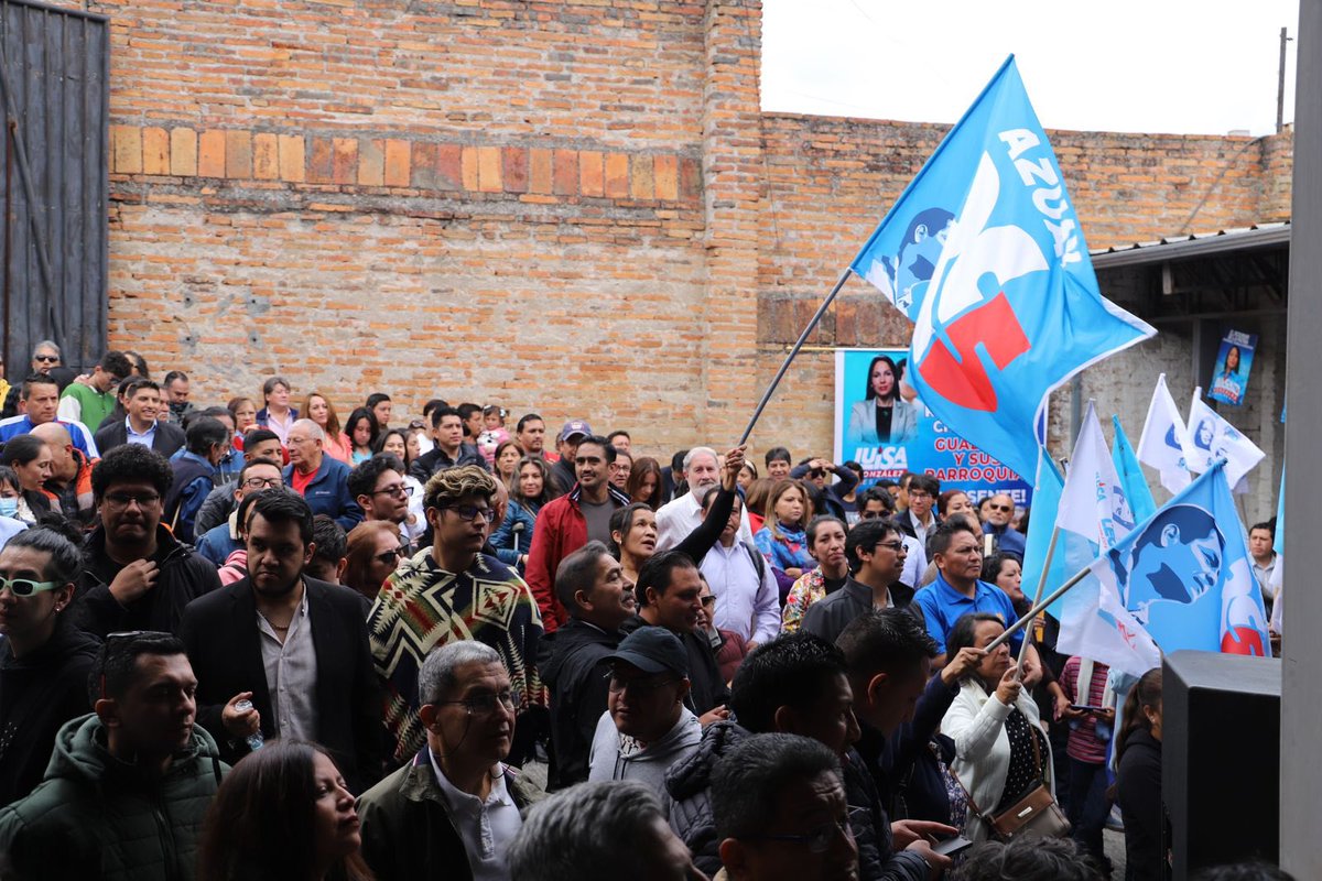 RevolucionAzuay's tweet image. ¡Que Emoción! 👏🏽👏🏽👏🏽
Hoy inauguramos nuestra Central de Campaña de la Revolución Ciudadana en #Cuenca.💪🏽  #ElPoderRegresaAlPueblo 🇪🇨.
#LuisaPresidenta
#MeeeGusta
@jotalloretv @LuisaGonzalezEc @LuisaGonzalezEc
@LeoBerrezueta @MabeMendezR @RoqueOrdone @Sandy_Sebas @CambizacaJuan