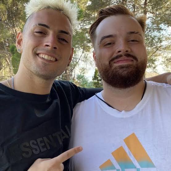 Eluun21's tweet image. INCREÍBLE como hicieron bomba de humo para no presentar y que no abucheasen al ABUSADOR de Coscu fingiendo que justo los &quot;echaban” para no presentarlos. Censura completa, para luego darle el premio a un ABUSADOR CONFESO. Esto es Velada señores.
#LaVelada3 #Germán #Coscu