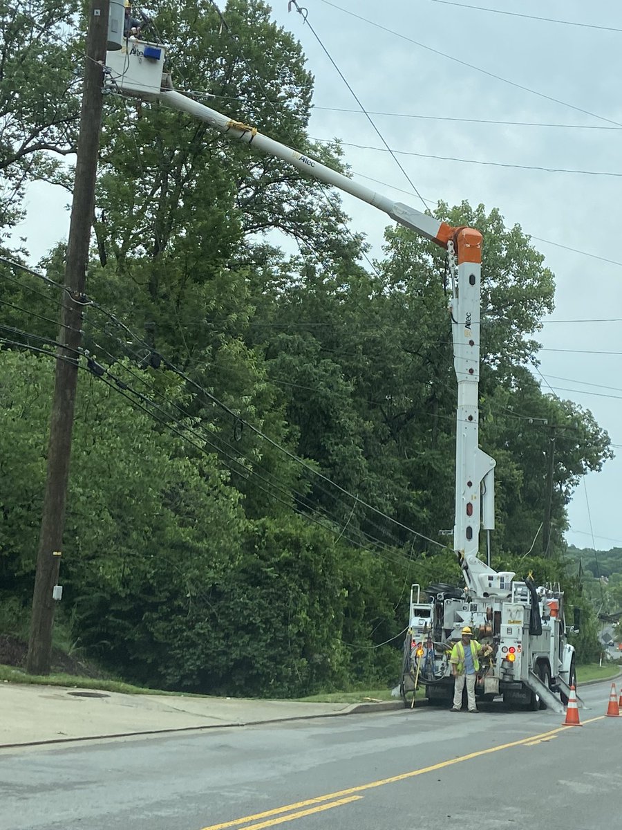Live_Love_Tech's tweet photo. @NESpower You guys are awesome. Thank you! Today things are a mess, but I see your crews out there working hard! Any updates on Harding Rd project? That looks like a multi-day project to a layperson. https://t.co/1O16wKTF6s