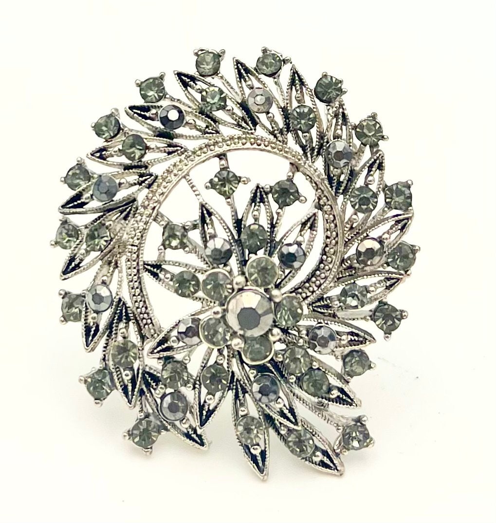 serendipitytrea's tweet photo. Gray rhinestone Brooch Atomic grey crystal silver metal Mid century flower floral pin #AtomicBrooch #VintageJewelry
$25.00
➤ https://t.co/DAoyRlhQux https://t.co/ncHCKf8fzU
