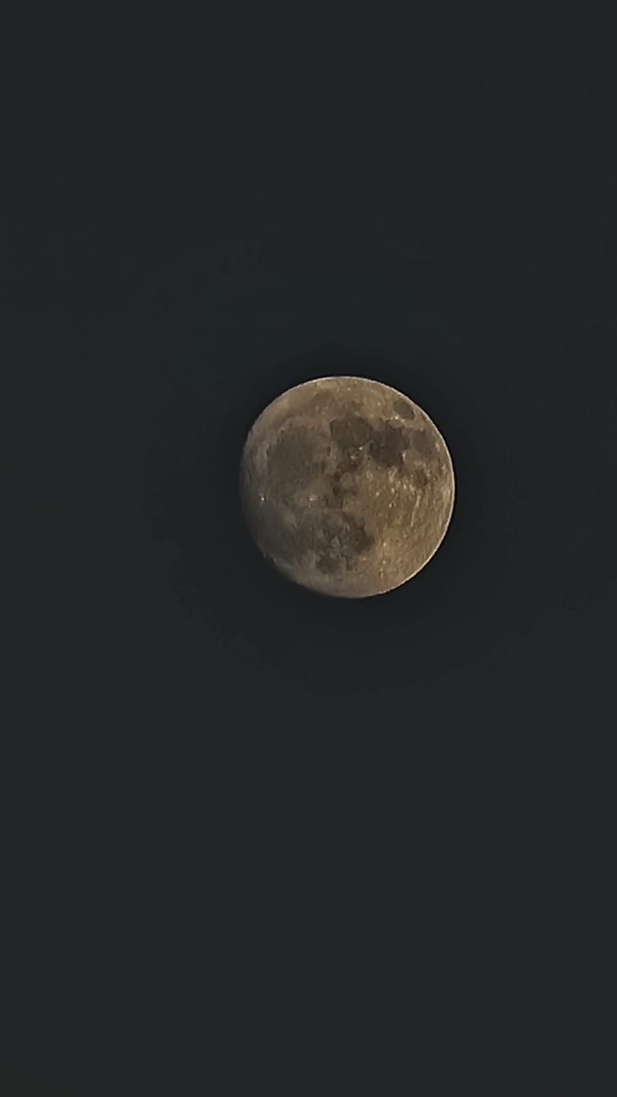 vodkal3mon's tweet photo. è bella la luna, vero? https://t.co/2GLB2Lod1H